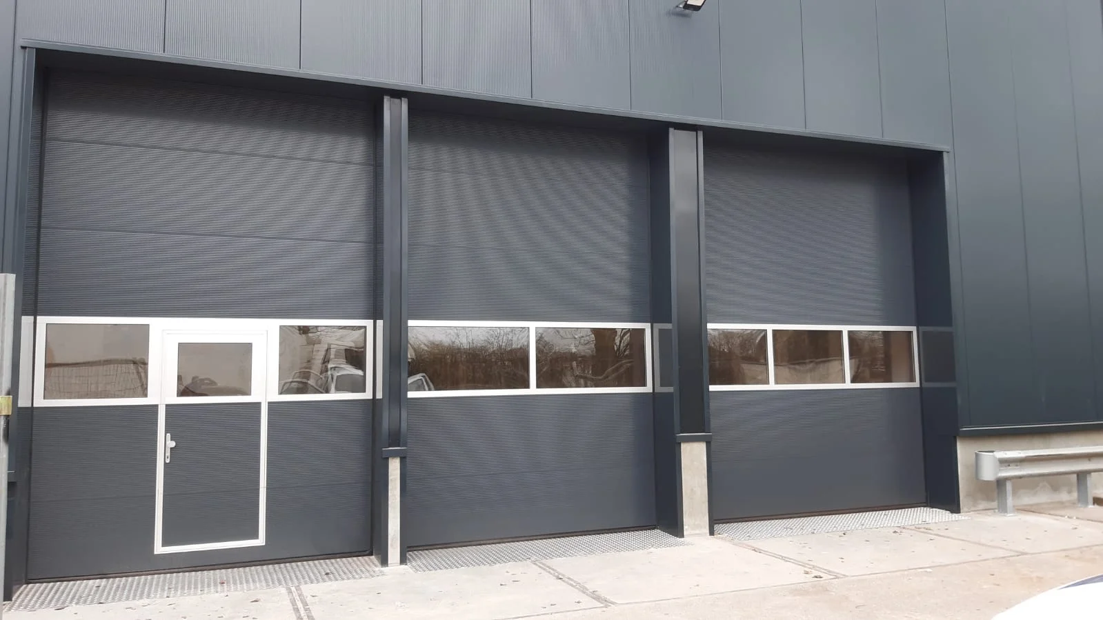 Van Heemskerk Rijssen Vervangen bedrijfsdeuren renoveren overheadeuren plaatsen loopdeuren schade replace and renovation indusrtrial doors (4)-16ca18df