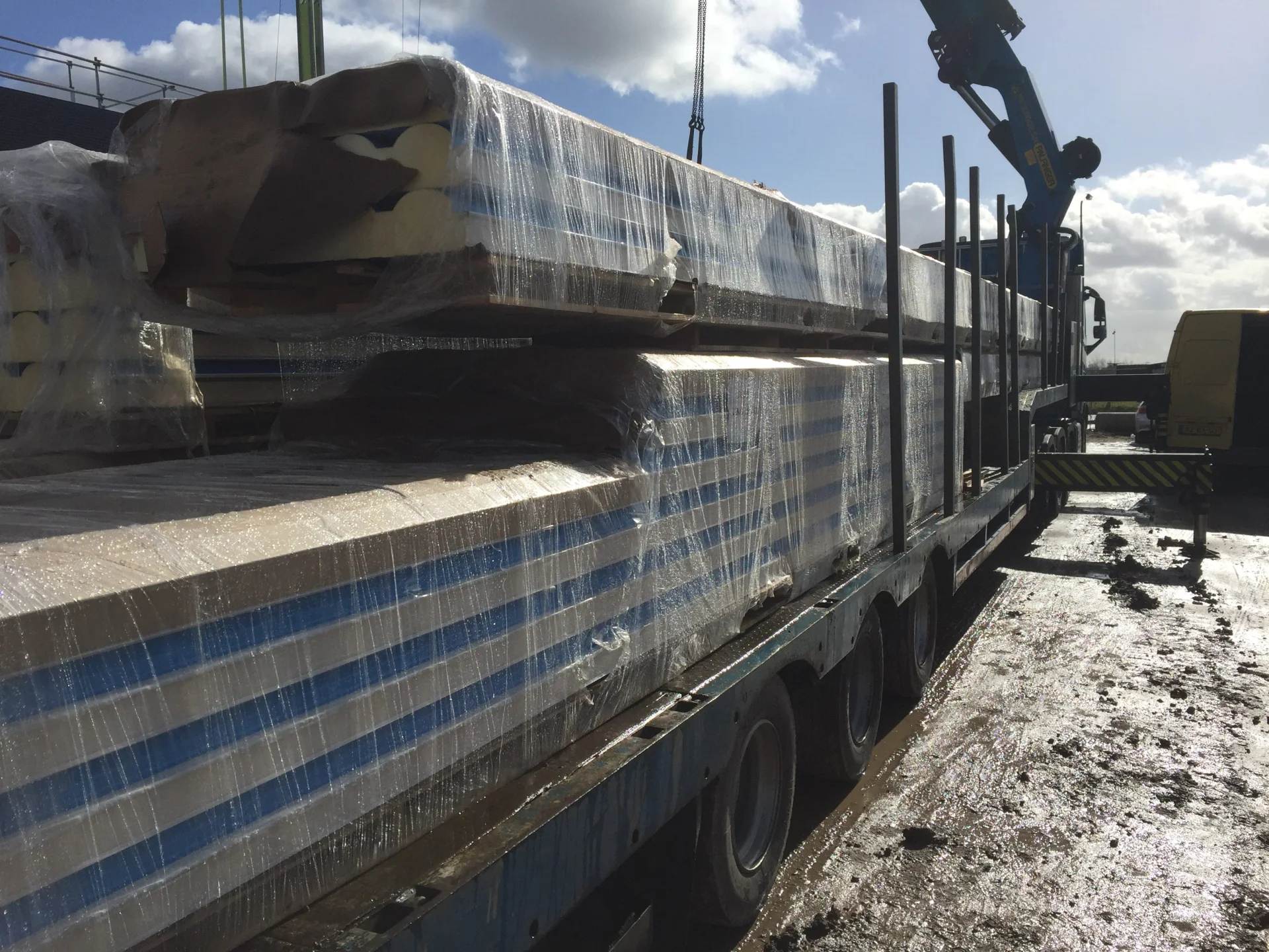 Van Heemskerk Vooraf coaten van panelen en profielplaatvooraf coaten en platen spraying panels and profiled sheets kingspan in spraybooth (2)-81dd2368